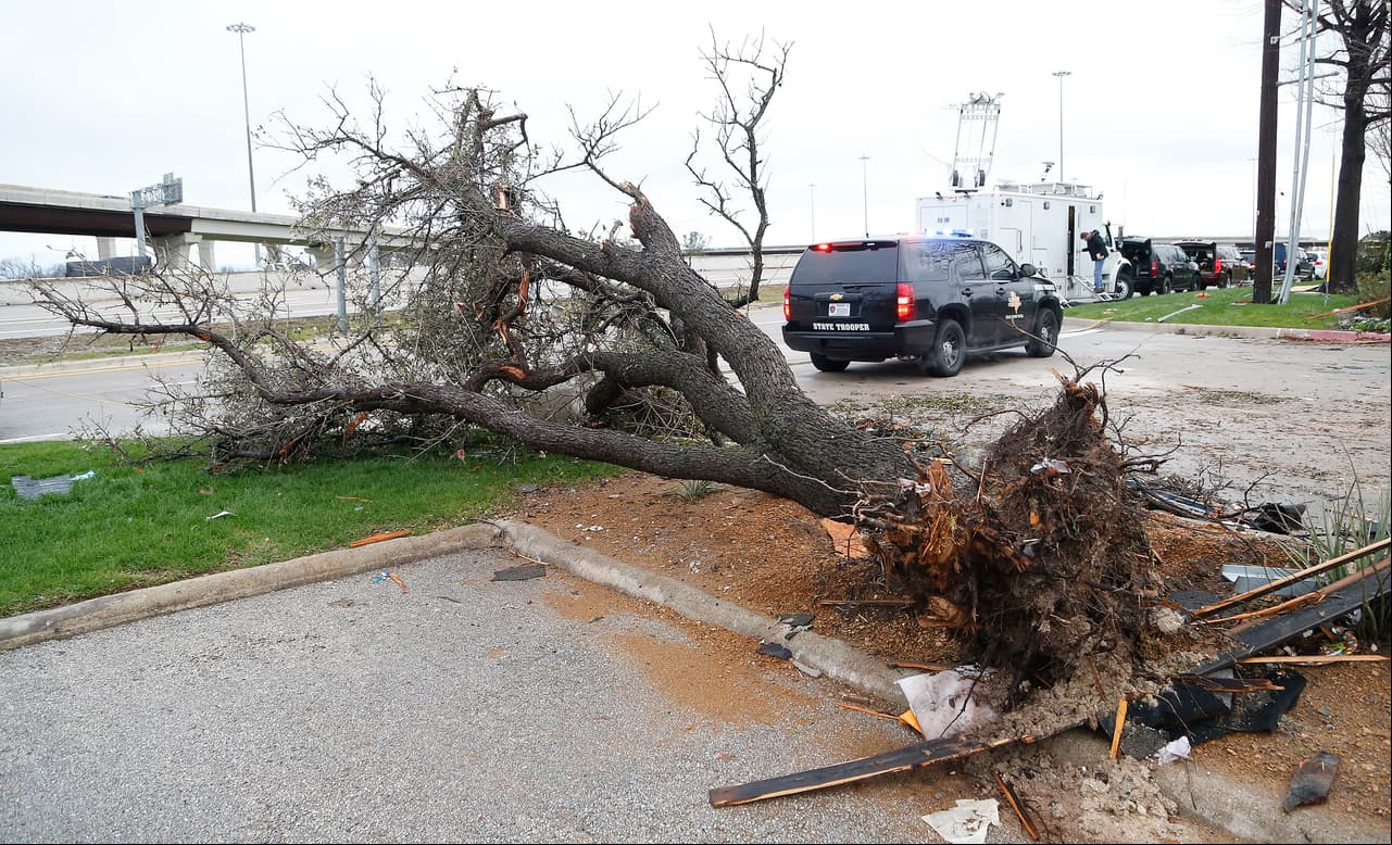 <b>Después del tornado</b>
<br>
<br>Cuando el peligro haya pasado, es común encontrarse después con inundaciones y carreteras bloqueadas por escombros, por lo cual hay que extremar precauciones al manejar.