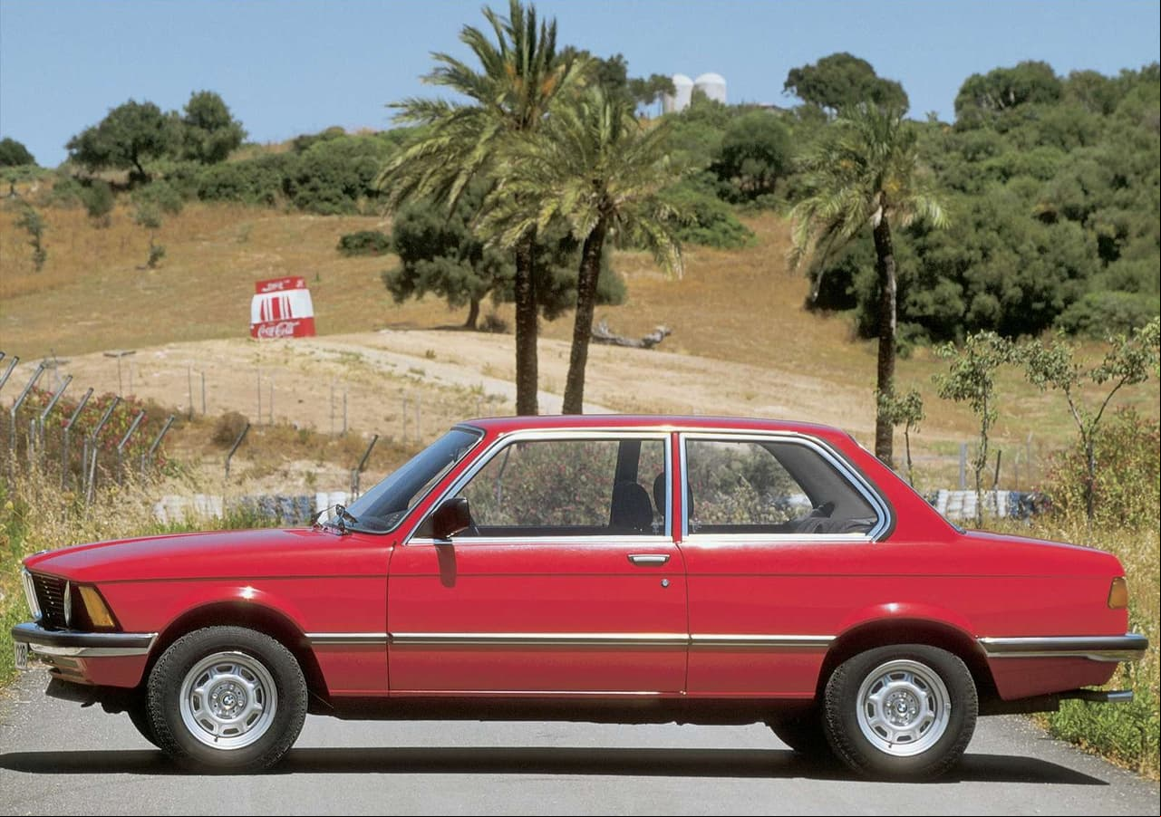 En Estados Unidos, la Serie 3 de BMW llegó con un motor cuatro cilindros de 2.0 litros a gasolina con 110 caballos de fuerza y tracción en las ruedas traseras. Musk claramente quedó encantando con la ingeniería alemana, por lo que más adelante se haría con otros modelos de este país europeo.
<br>
<br>
<b>Relacionado:</b> 
<a href="https://tudn.desbloquearpagina.com/_next/image?url=https://st1.uvnimg.com/04/da/6fbc74534ee7bc3256e345c24c1a/bmw-316-1978-1600-02.jpg&w=1280&q=75 1280w