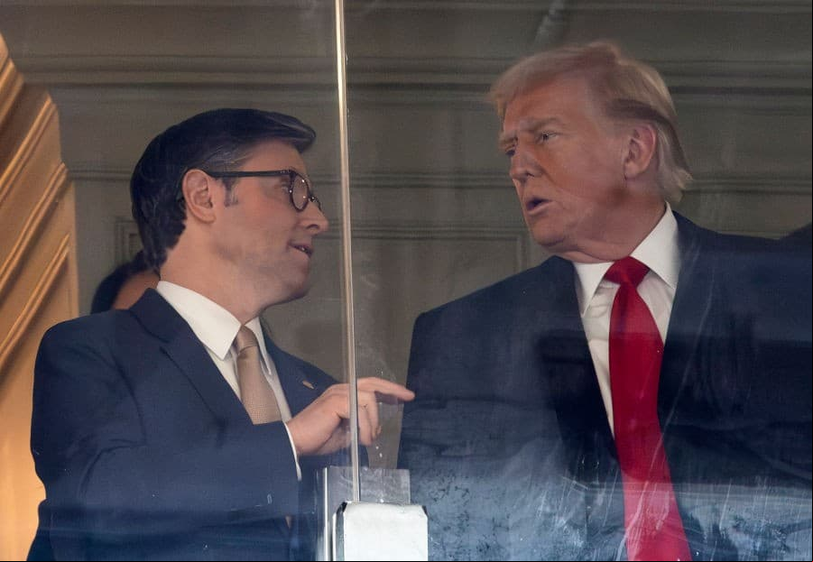 Por qué Mike Johnson tiene tan difícil seguir presidiendo la Cámara de Representantes pese a que Trump lo apoya