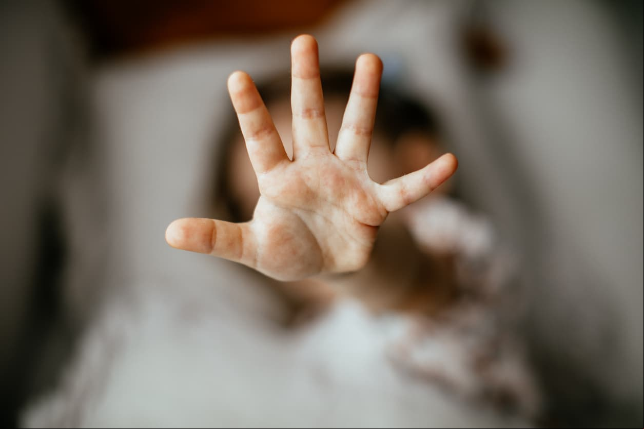 Tiene solo 13 años y, cuando volvía a su casa, cinco hombres la interceptaron, la encapucharon y la violaron