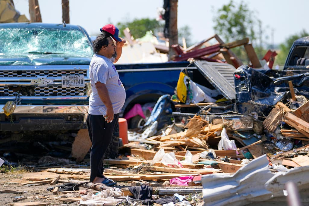 Texas se prepara para más tormentas tras los mortales tornados del fin de semana; en la zona de Dallas 600,000 clientes amanecieron sin luz