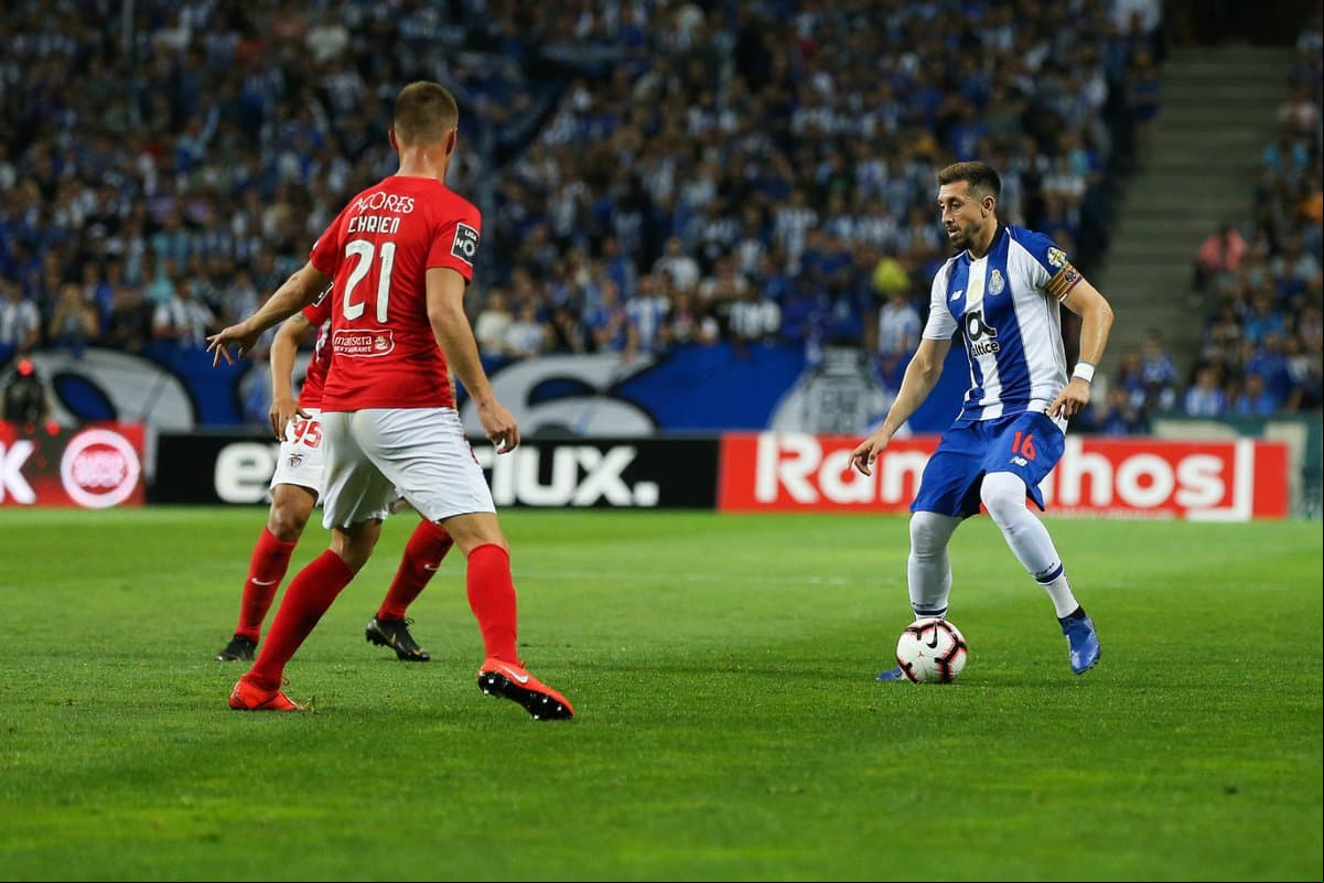 El mexicano Héctor Herrera (derecha) fue capitán del Porto, actuando los 90 minutos del juego.