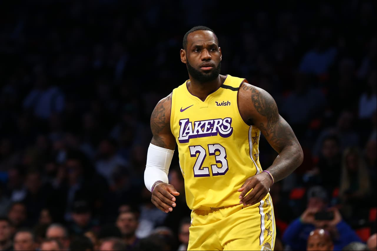LeBron James rinde homenaje Kobe Bryant con un tatuaje