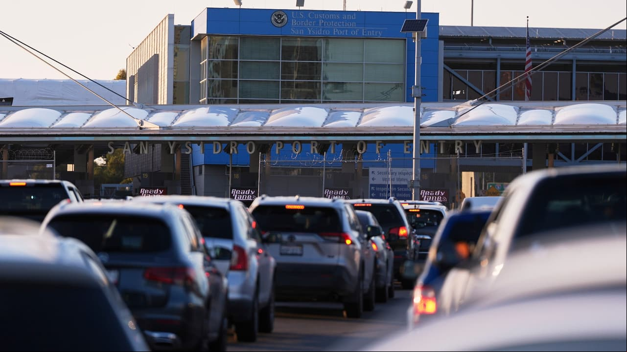 Detienen a dos inspectores fronterizos en San Ysidro acusados de aceptar miles en sobornos para cruzar migrantes