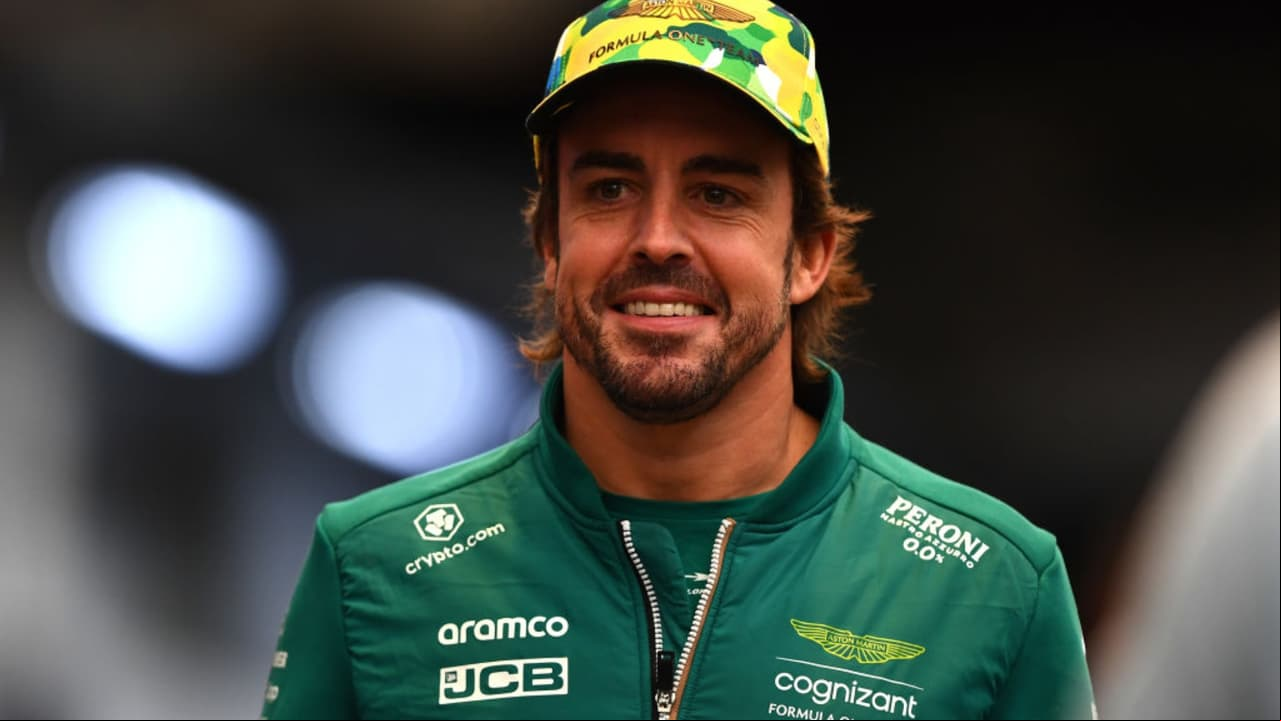 Fernando Alonso, piloto español de 42 años, seguirá con Aston Martin para la temporada 2025 de la F1.
