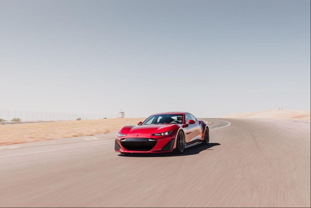 <h3 class="cms-H3-H3"><b>Drako GTE - 1,200 caballos de fuerza</b></h3>
<br>
<br>El fabricante de superdeportivos, Drako Motors, con sede en Silicon Valley, California, presentó su primer auto eléctrico en edición limitada. Se trata del Drako GTE que, con sus cuatro motores eléctricos, cada uno conectado a una rueda individual, es capaz de generar un equivalente a 1,200 caballos de fuerza y alcanzar una velocidad máxima de 206 millas por hora. Drako tiene planeado producir 25 ejemplares del GTE, cada uno a un precio de $1.25 millones.
<br>