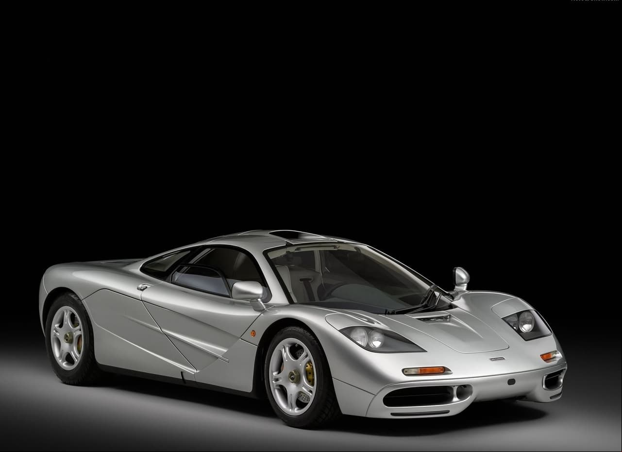 <h3 class="cms-H3-H3"><b>McLaren F1</b></h3>
<br>
<br>Uno de los superdeportivos más espectaculares y con un gran peso en la historia de McLaren y de la industria automotriz en general. Muchos de los dueños de este modelo prefieren conservarlo como una joya en su garaje, pero en el caso de Musk fue muy distinto, pues lo usó como medio de transporte diario, llegando a recorrer más de 11,000 millas.
<br>