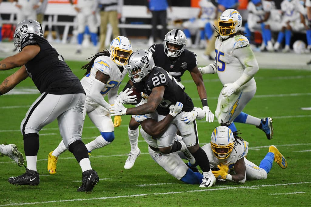 Raiders no logran finiquitar a los Chargers y en menos de cuatro minutos consiguen la victoria 30-27.