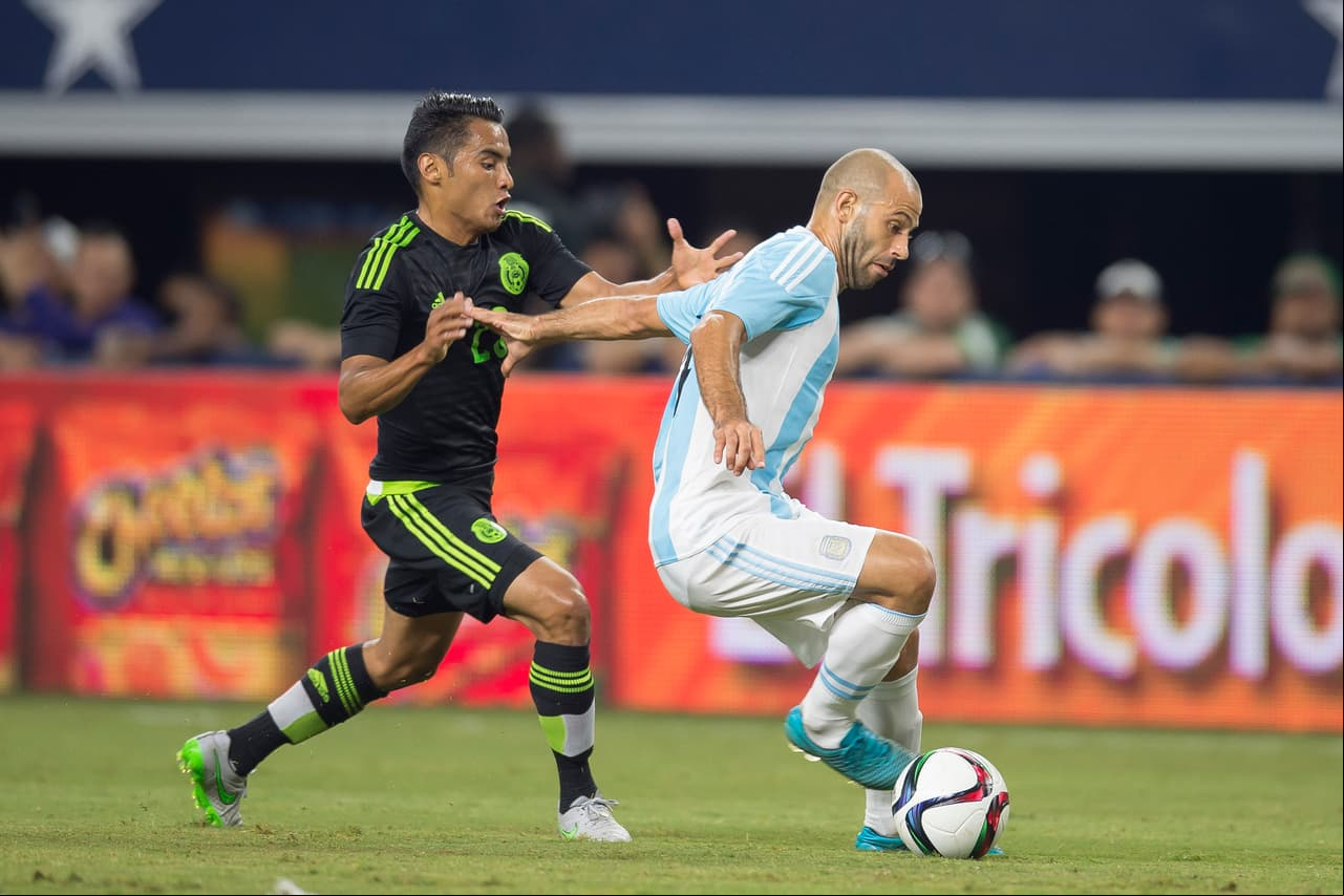 José Vázquez: Calificación 7: El ‘gallito’ tuvo una muy discreta participación ante Argentina, no pudo mantener el control del balón en el mediocampo mexicano debido a que el Tri le cedió el balón al rival.