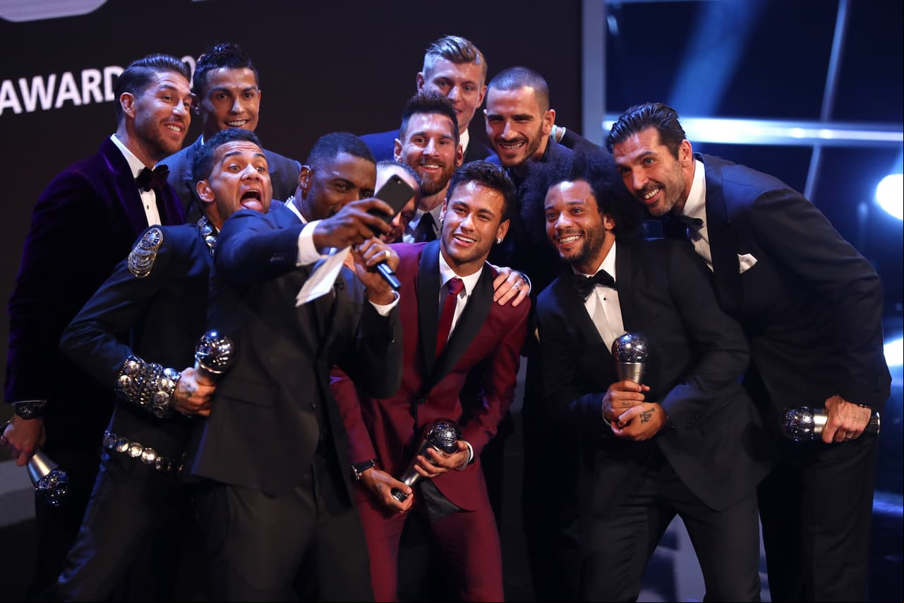 Gianluigi Buffon, Dani Alves, Leonardo Bonucci, Sergio Ramos, Marcelo; Luka Modric, Toni Kroos, Andres Iniesta; Lionel Messi, Cristiano Ronaldo y Neymar posan para una selfie.