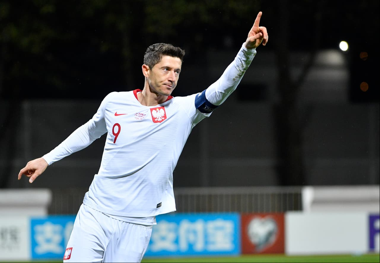 Polonia 2-0 Macedonia. Frankowski y Milik encaminaron el triunfo de los locales.