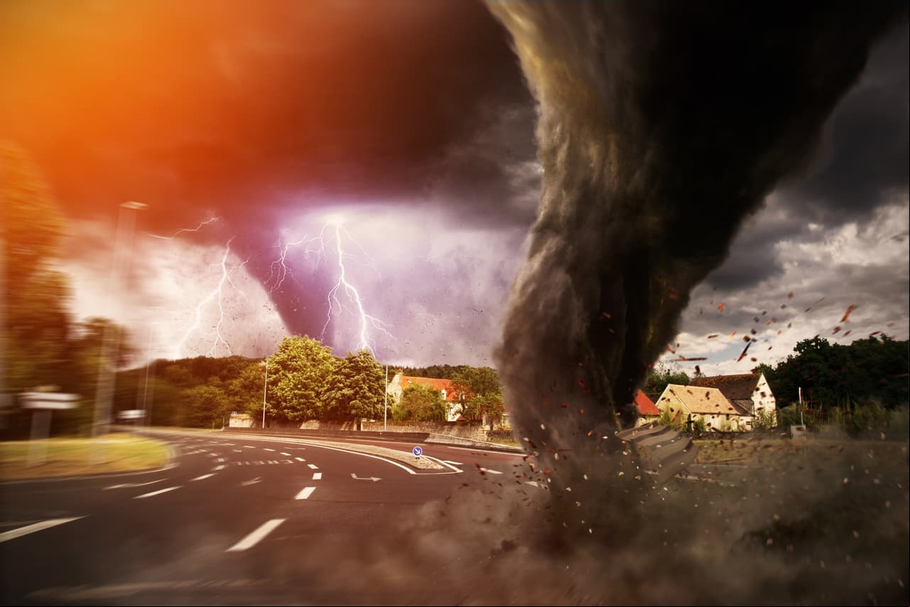 <b>Es preferible que el carro esté totalmente detenido</b>
<br>
<br>Las fuertes ráfagas de viento pueden llevar escombros que pueden impactar contra el carro mientras vas conduciendo y sin antes haberte protegido, por lo cual es más seguro que el auto no esté circulando.