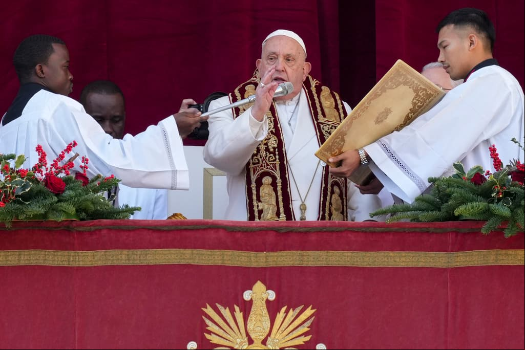 El Papa pide en Navidad "silenciar las armas" en un mundo ensombrecido por las guerras