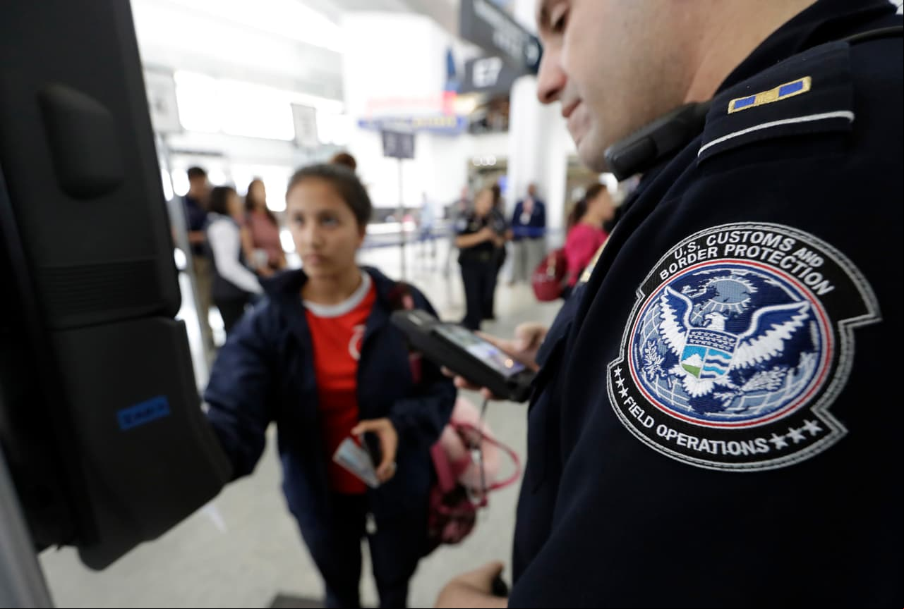 Trump termina con CBP One, la aplicación de la era Biden que permitió la entrada legal de casi 1 millón de inmigrantes a EEUU
