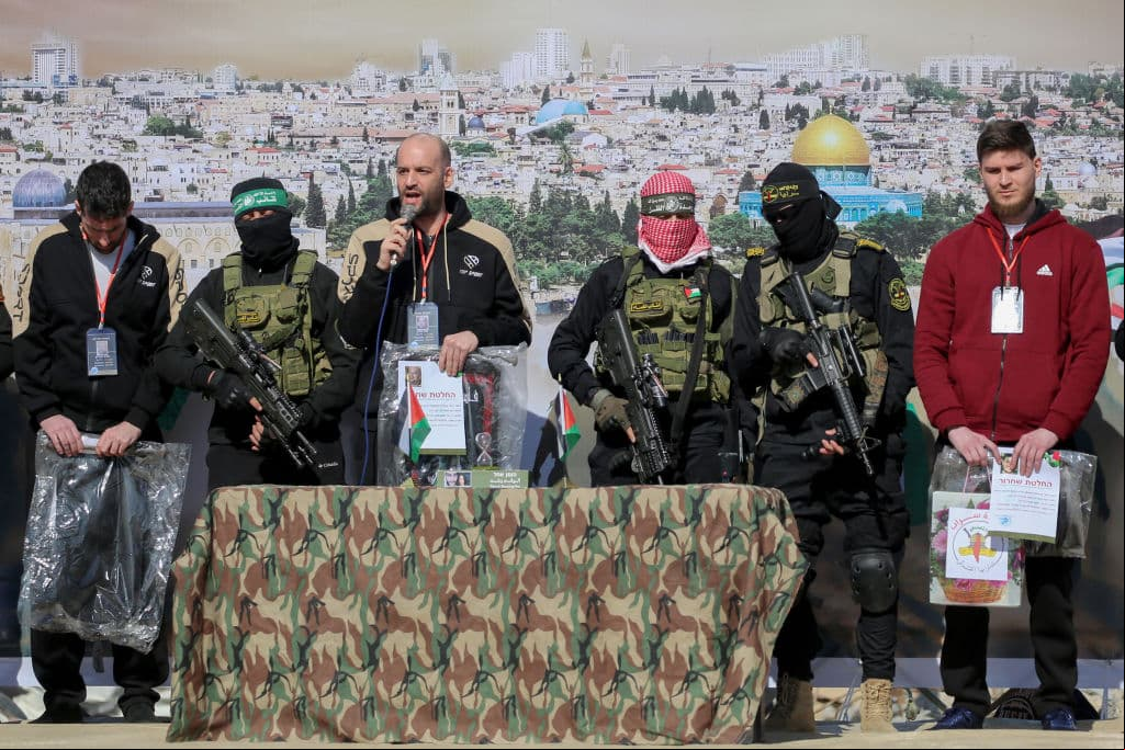Frágil alto el fuego en Gaza: Hamas e Israel intercambian rehenes por prisioneros 