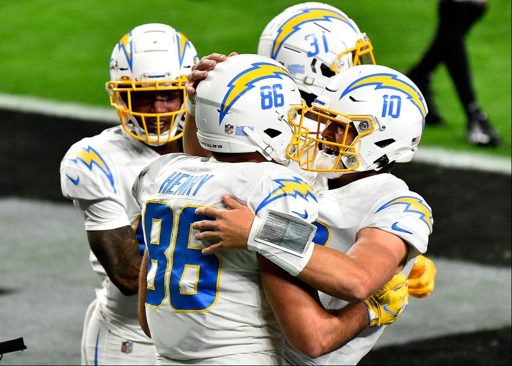 Raiders no logran finiquitar a los Chargers y en menos de cuatro minutos consiguen la victoria 30-27.