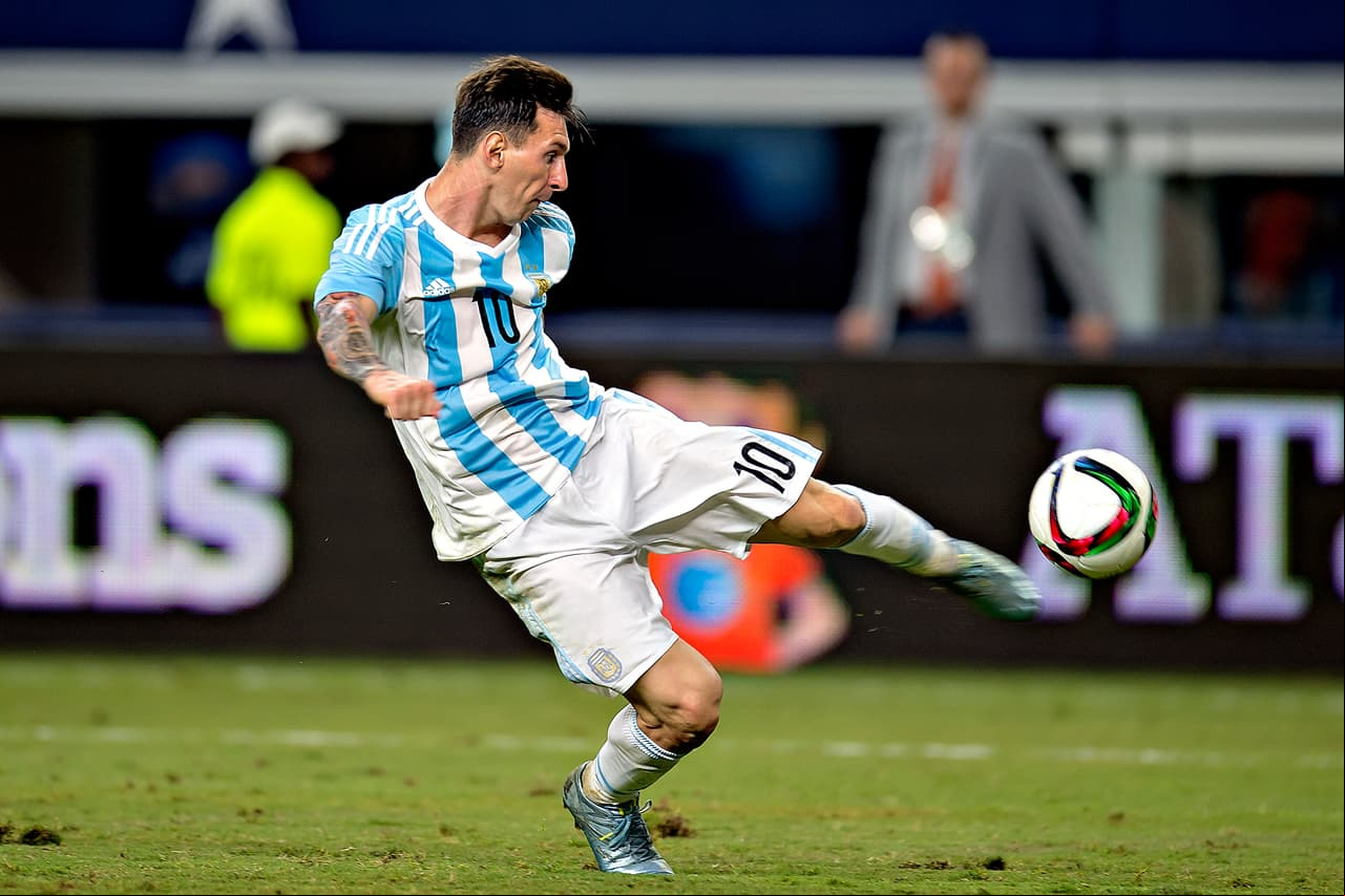 Lionel Messi; Calificación 8: Messi, quien solo tuvo una jugada frente al arco y la aprovechó para empatar el juego, tuvo una participación un tanto discreta debido a que no supo pasar la defensa mexicana, pero demostró en los dos goles de Argentina que solo le bastaron dos genialidades para evitar la derrota de su equipo.