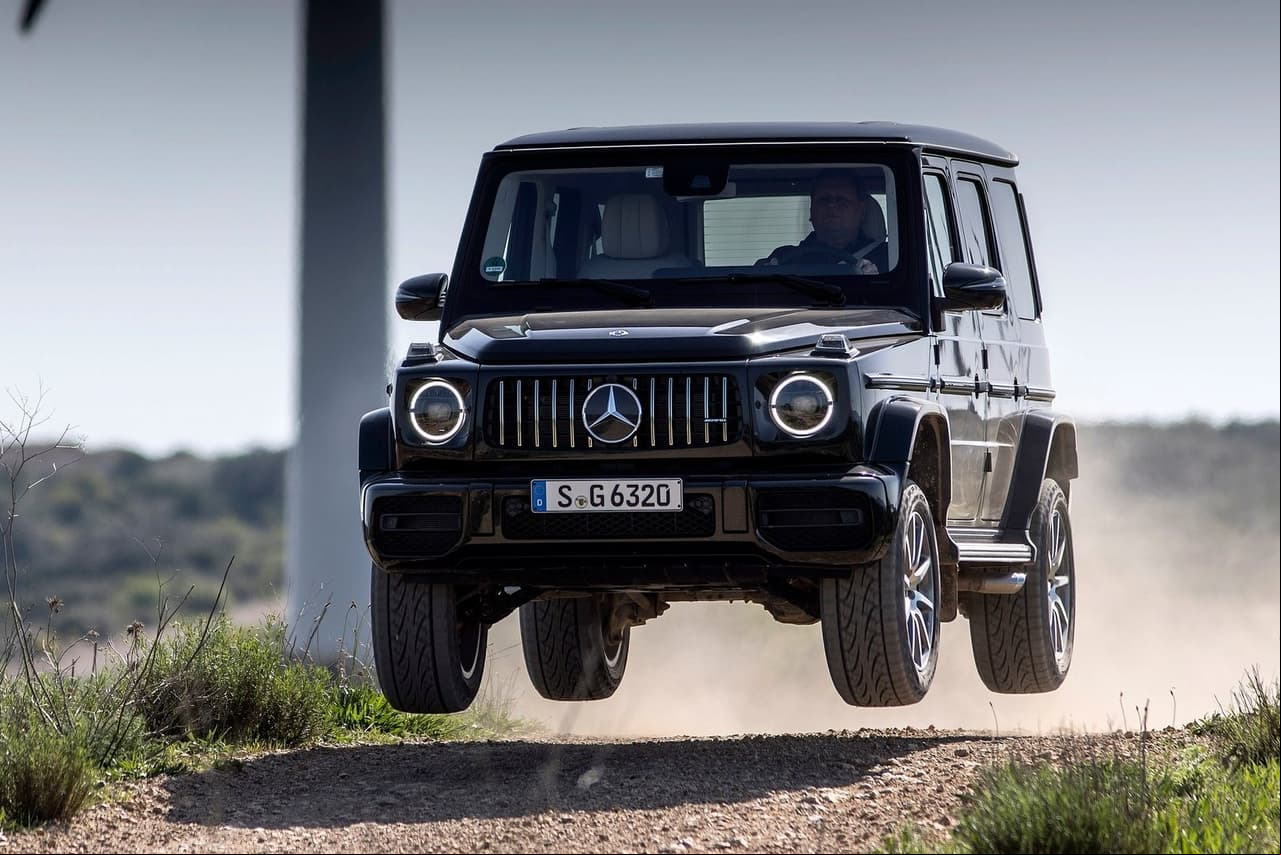 <b>Diseño. </b>Muchos fabricantes de autos eligen evolucionar sus diseños icónicos con el tiempo, incluido Mercedes-Benz. No obstante, con la Clase G, aunque han actualizado continuamente su cabina y su apartado mecánico, mantienen su apariencia robusta y musculosa que a lo largo de los años la ha definido. Es inconfundible, pues encuentra un balance entre lo moderno y lo retro, sin dejar a un lado el lujo.