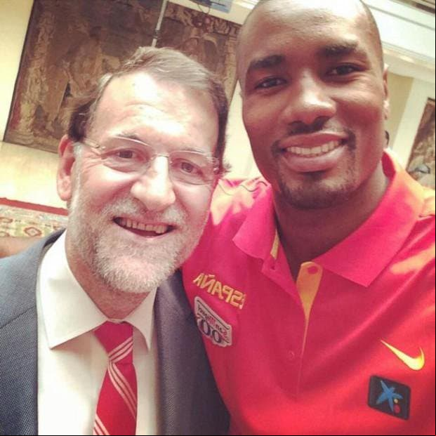 EL basketbolista Serge Ibaka posando con el ex presidente español Mariano Rajoy.