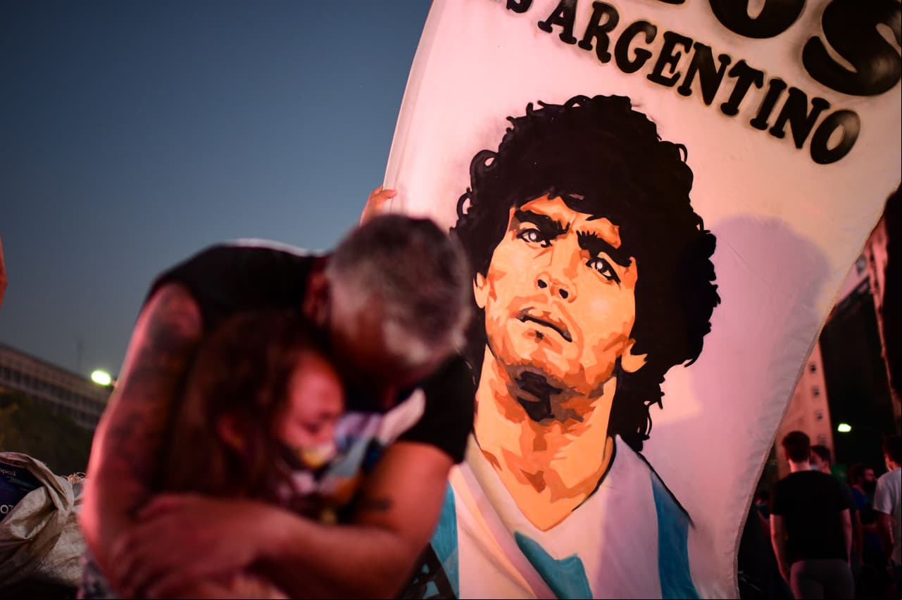 Dos argentinos lloran en las cercanías del Obelisco de Buenos Aires por 
<a href="https://tudn.desbloquearpagina.com/_next/image?url=https://st1.uvnimg.com/a2/63/c79f2007432d819a79f28e6ba3a3/gettyimages-1229790064.jpg&w=1280&q=75 1280w