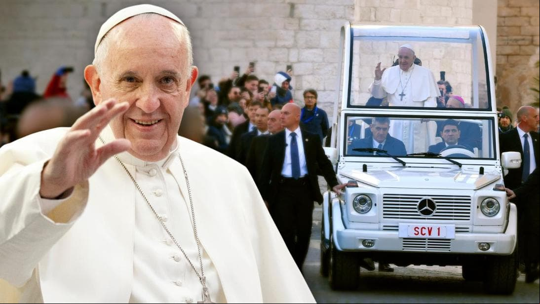 <h3 class="cms-H3-H3"><b>Papa Francisco</b></h3>
<br>
<br>El Papa Francisco frecuentemente hace apariciones públicas en la plaza de San Pedro a bordo de este papamóvil basado en la Mercedes-Benz G-Class, o Geländewagen, un vehículo que no es ni barato ni modesto y que heredó de su predecesor, el Papa Benedicto XVI.
<br>
<br>
<b>Relacionado: </b>
<a href="https://tudn.desbloquearpagina.com/_next/image?url=https://st1.uvnimg.com/a7/07/a4ef5e1a487d9c4662558fe2cc04/papa-francisco-mercedes-benz-g-class.jpg&w=1280&q=75 1280w