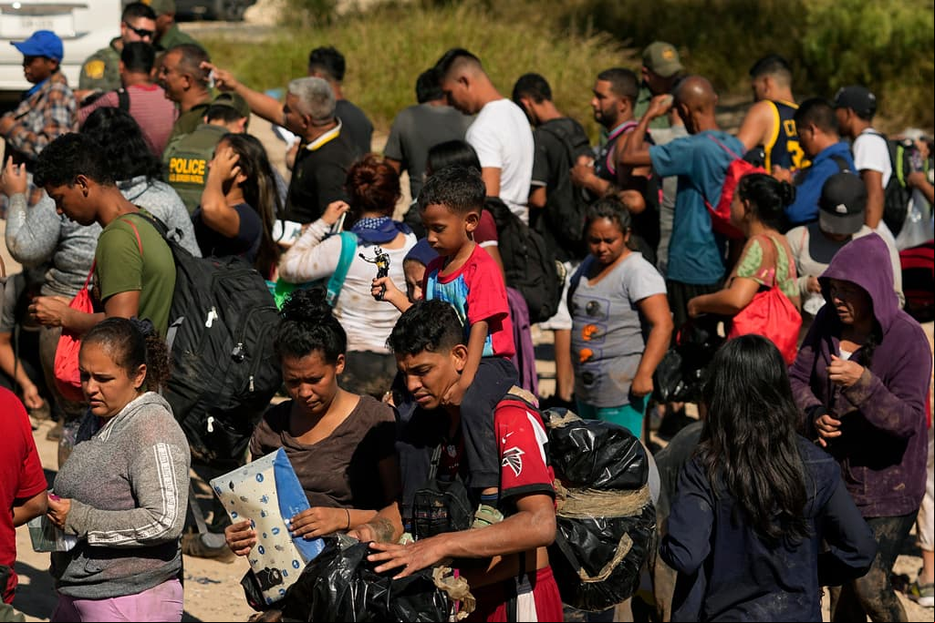 Por qué en EEUU solo el gobierno puede deportar a indocumentados (y no los estados, como quiere hacer Texas con la SB4)