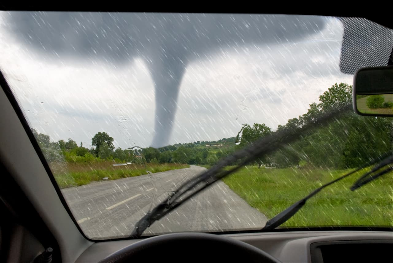 Según cifras de la istración Nacional Oceánica y Atmosférica (NOAA), cada año 
<b>el territorio estadounidense es azotado por alrededor de 1,200 tornados</b>. Algunos de ellos con velocidades devastadoras de hasta 100 mph (161 km/h).