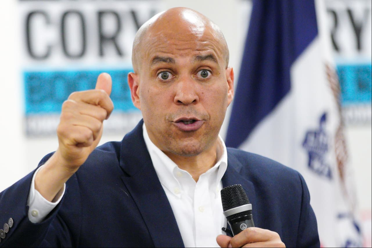 Booker afirma que si es elegido presidente no esperará al Congreso y reformará el sistema migratorio por acciones ejecutivas