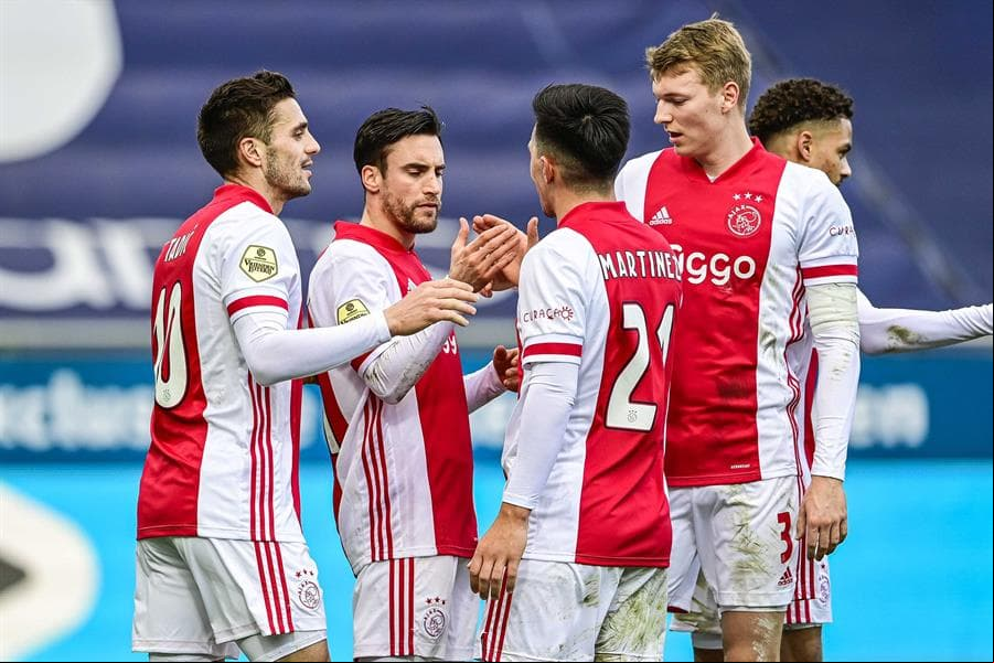 Ajax derrota tranquilamente al PEC Zwolle con marcador de 2-0 en la Eredivisie. David Neres abrió el marcador al minuto 28 del encuentro, el cual se encargó de cerrar Nicolás Tagliafico y darle la victoria a los de Amsterdam, durante la Jornada 26. El mexicano Edson Álvarez fue titular y se colocan en la cima con 63 puntos.