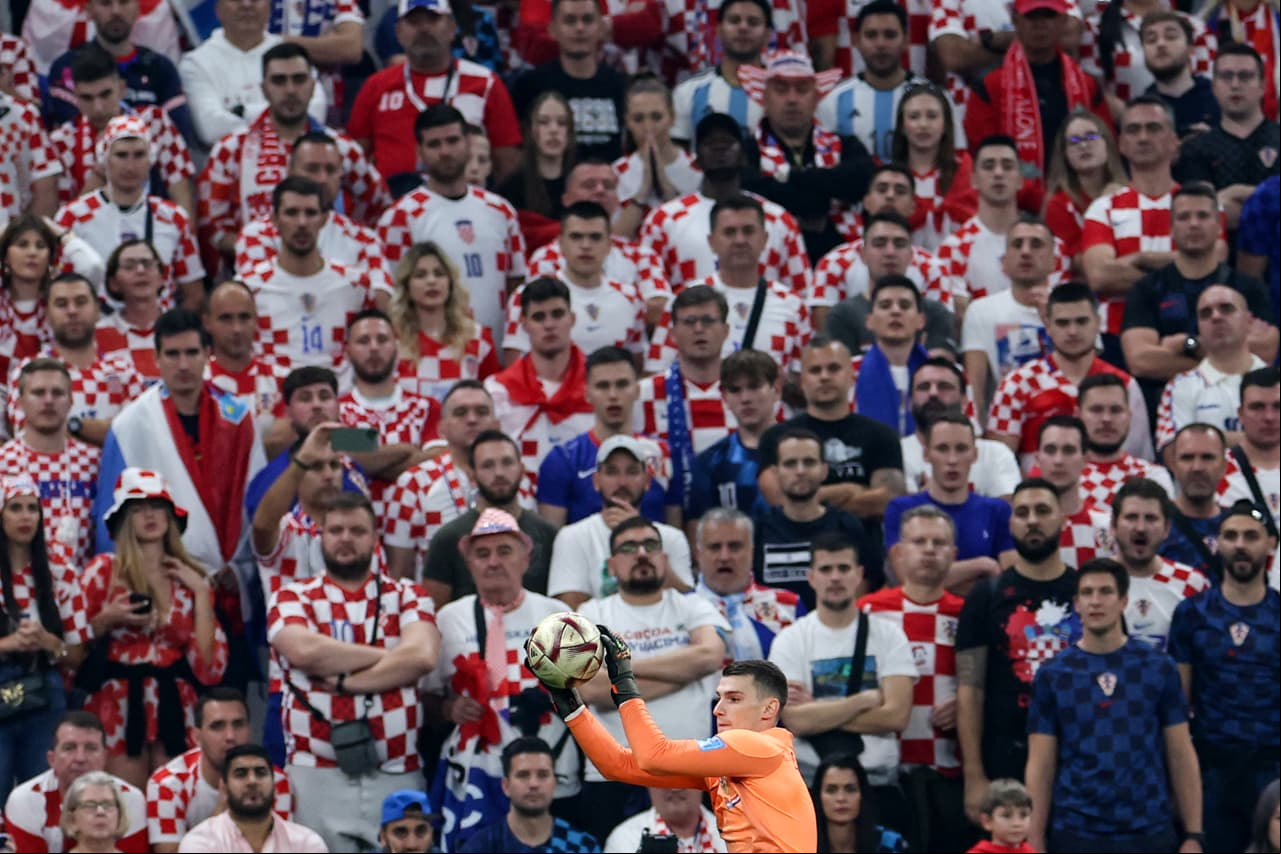 El público de Croacia vivió un momento complicado durante el primer tiempo, después de los dos goles de Argentina.