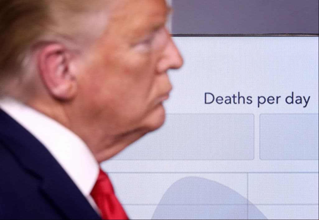 Ruedas de prensa diarias e insultos a gobernadores que lo critican: así maneja Trump la crisis del covid-19
