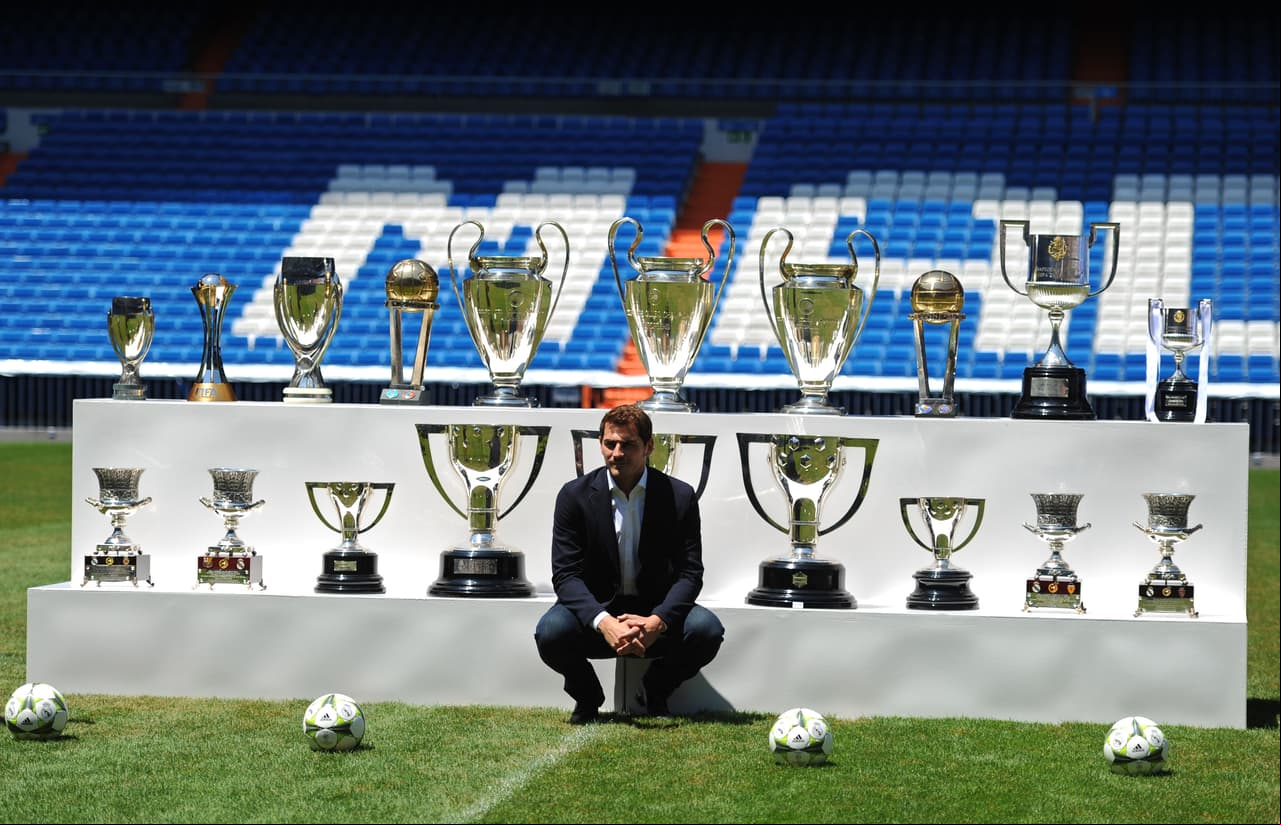 El Real Madrid busca el regreso de los títulos grandes en el inicio de era posterior a Iker Casillas, tras un nuevo cambio de rumbo futbolístico de su presidente, Florentino Pérez, que una vez cumplido el anhelado deseo de la Décima prescinde de Carlo Ancelotti para dar entrada al mayor orden con Rafa Benítez (Con información de EFE).