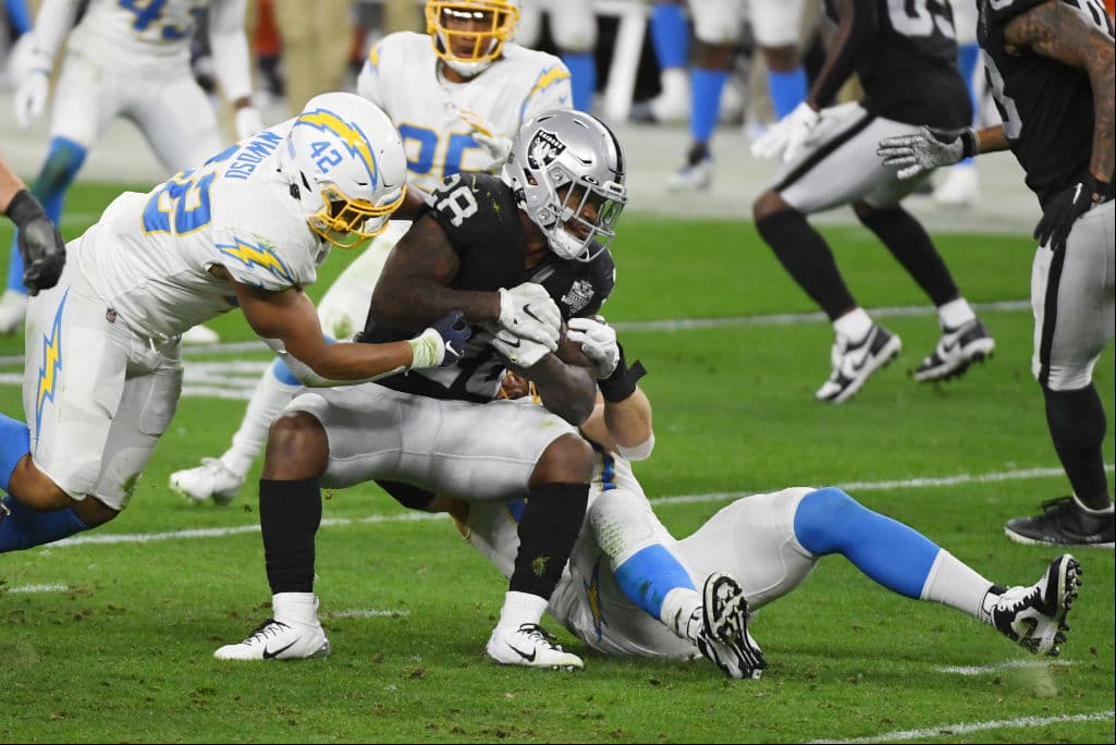 Raiders no logran finiquitar a los Chargers y en menos de cuatro minutos consiguen la victoria 30-27.