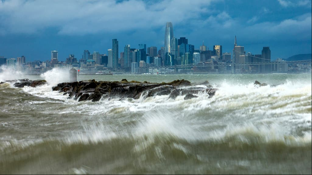 Otra tormenta golpea a California con inundaciones y cortes de electricidad; hay ocho condados en estado de emergencia