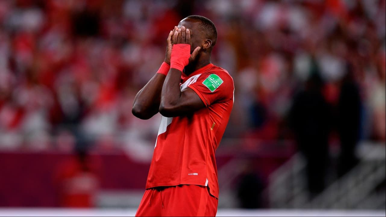 Advíncula se retira de Perú tras penal fallado que los dejó sin Mundial