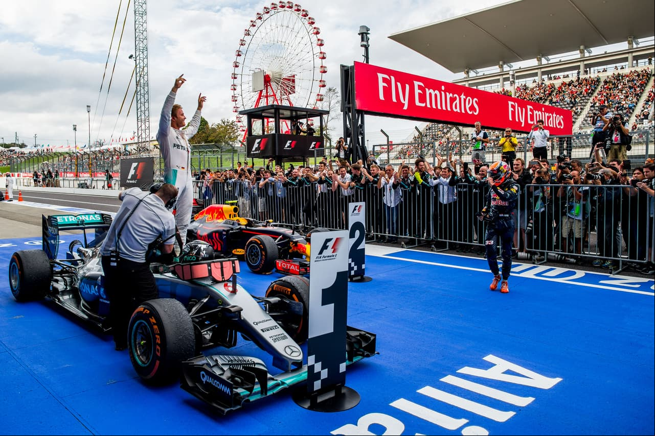 La desastrosa salida de Hamilton, que se equivocó al poner en marcha su monoplaza y perdió su segunda plaza en la parrilla por la octava al verse adelantado por seis monoplazas, fue la clave que permitió a Rosberg dar el zarpazo al título y que obligó al británico a pedir perdón por radio y remontar posiciones.
