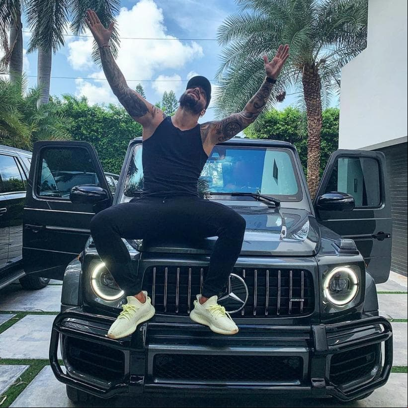 <h3 class="cms-H3-H3"><b>Maluma (y J Balvin)</b></h3>
<br>
<br>Las estrellas de la música urbana latina tampoco se quedan atrás en esta lista. El colombiano Juan Luis Londoño Aries, conocido artísticamente como Maluma, se une a la lista de afortunados con una Mercedes-AMG G63. Curiosamente, J Balvin, con quien en alguna ocasión lo han confundido, también conduce un modelo como este. 
<br>
<br>
<b>Relacionado:</b> 
<a href="https://tudn.desbloquearpagina.com/_next/image?url=https://st1.uvnimg.com/e5/0c/7527b7054afd837c2f6a2ba5fa03/maluma-mercedes-benz-g-class.jpg&w=1280&q=75 1280w