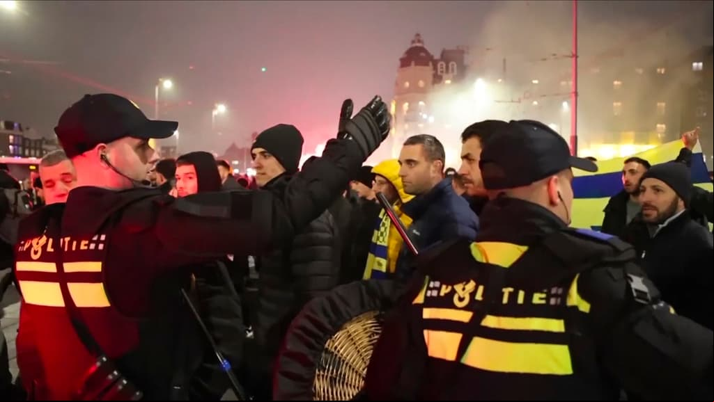 Qué hubo detrás del incidente violento en Ámsterdam luego de que hinchas israelíes causaran disturbios y gritaran lemas racistas