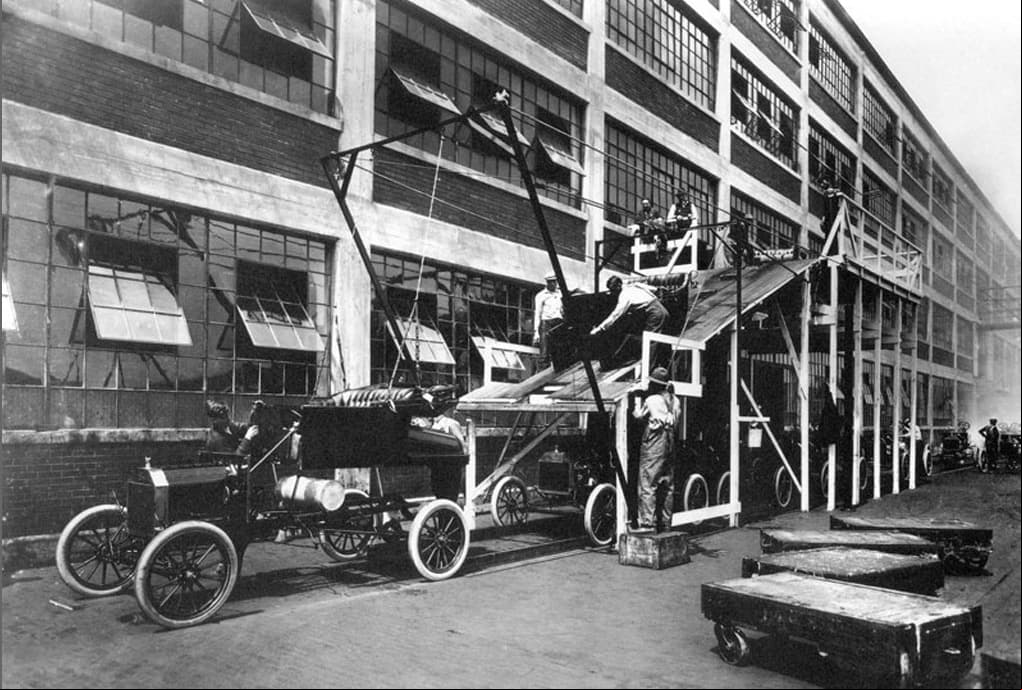 El Model T fue fabricado por Ford entre 1908 y 1927. En ese entonces, la intensión de Henry Ford era crear un vehículo práctico, versátil y duradero. En total produjeron 15 millones de unidades.