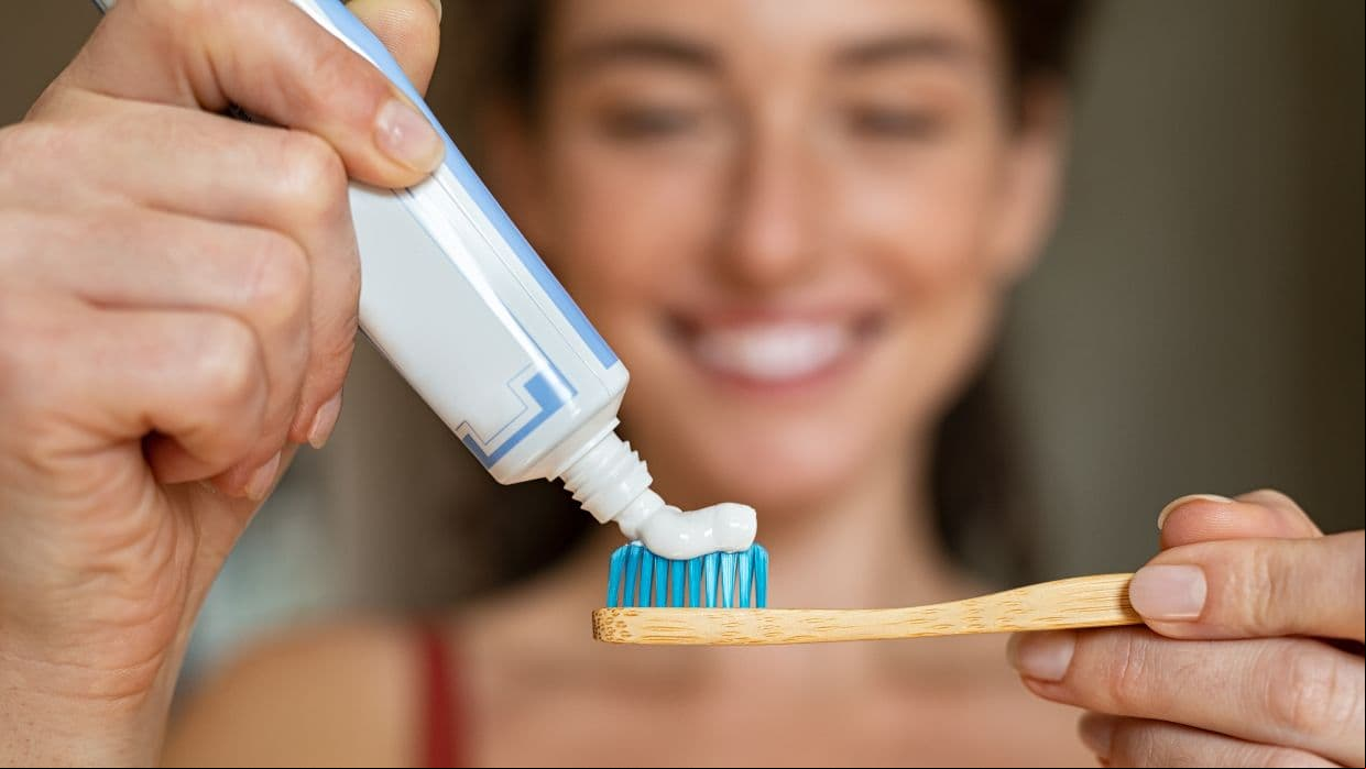 ¿Mojas la pasta antes de cepillarte los dientes? Estás cometiendo un error y te explicamos por qué