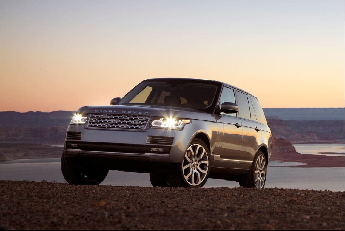 <u><b>Land Rover Range Rover 2013</b></u>
<br>Este modelo es parte de la cuarta generación de la camioneta mas grande de la marca británica. Fabricada en aluminio y con extraordinaria capacidad fuera de la ruta y lujo excepcional, esta camioneta es vista frecuentemente en las flotas de vehículos de los hogares más ricos del mundo.
<br>
