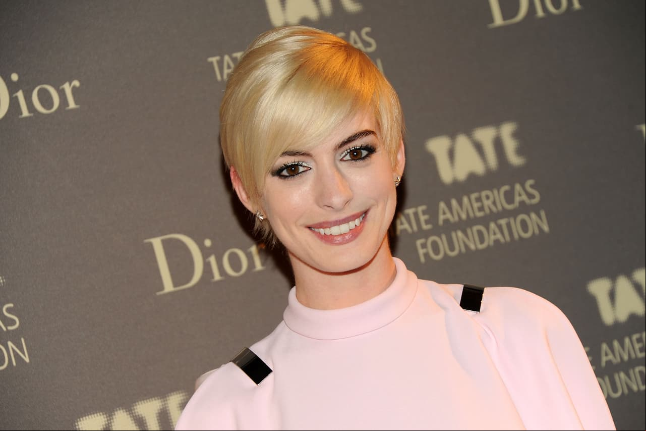 El corte pixie puede ser versátil: Anne Hathaway mostró 6 maneras de llevarlo