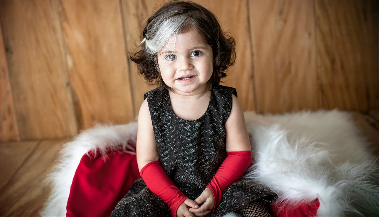 ¿Recuerdas a Baby Cruella? Ya creció y sigue luciendo adorable con su cabello bicolor