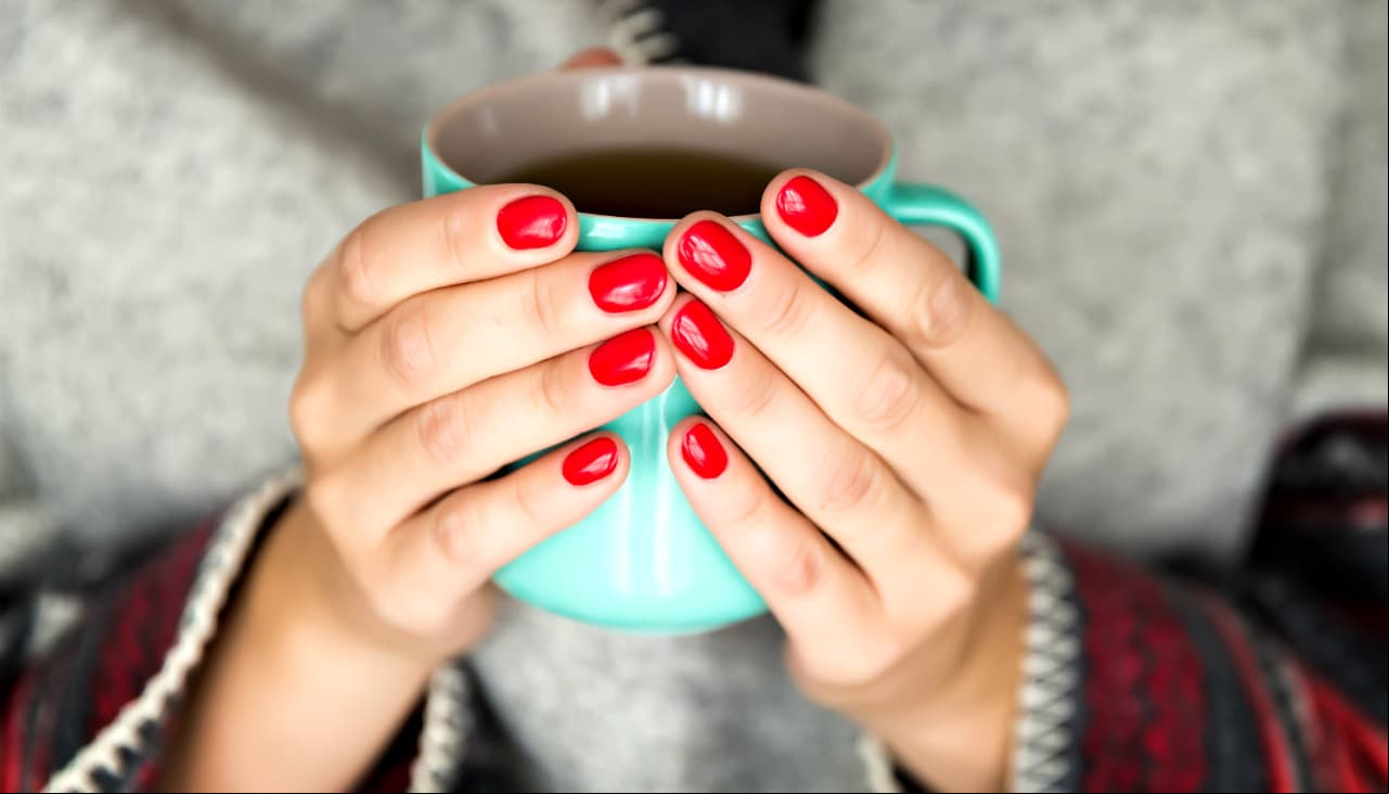 Ginecóloga revela cómo reducir la endometriosis naturalmente con un té hecho con 2 hierbas 