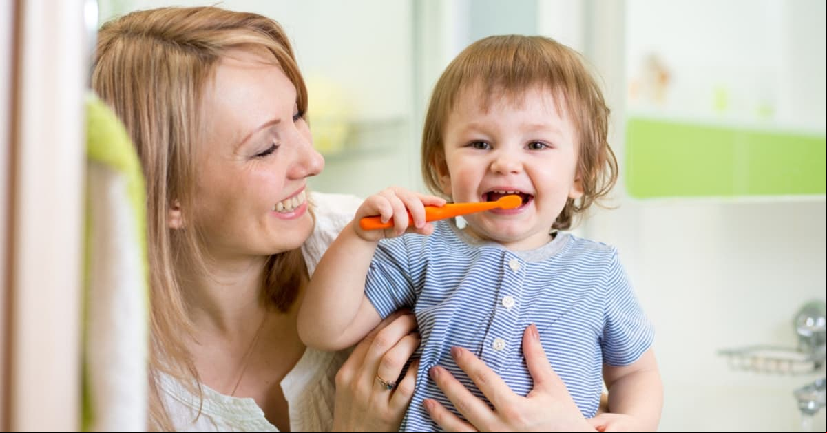 La edad adecuada para que tu hijo cepille sus dientes no es a los 2 años: expertos explican