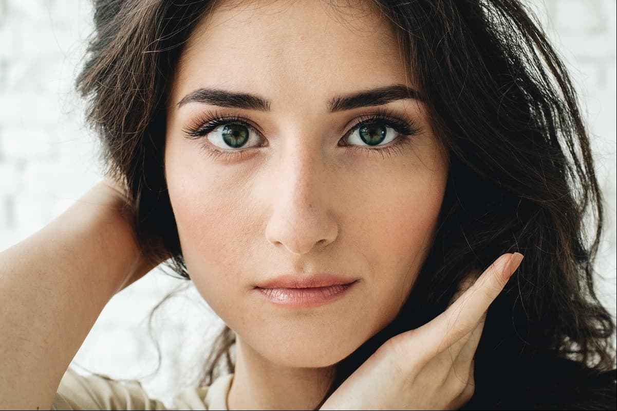 Extensiones de cejas para tener una mirada tan impactante como la de Lily Collins: así se colocan