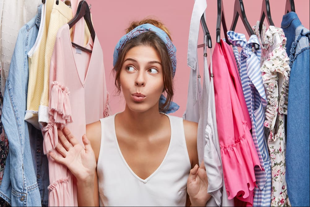 La clave para verte más alta está en la ropa, no en los tacones: prendas que alargan tu figura