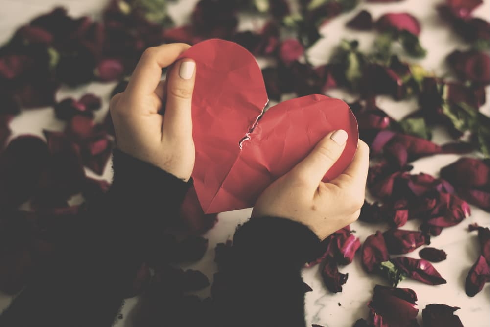 El corazón sí se puede "romper" cuando estás muy triste: no estabas exagerando 