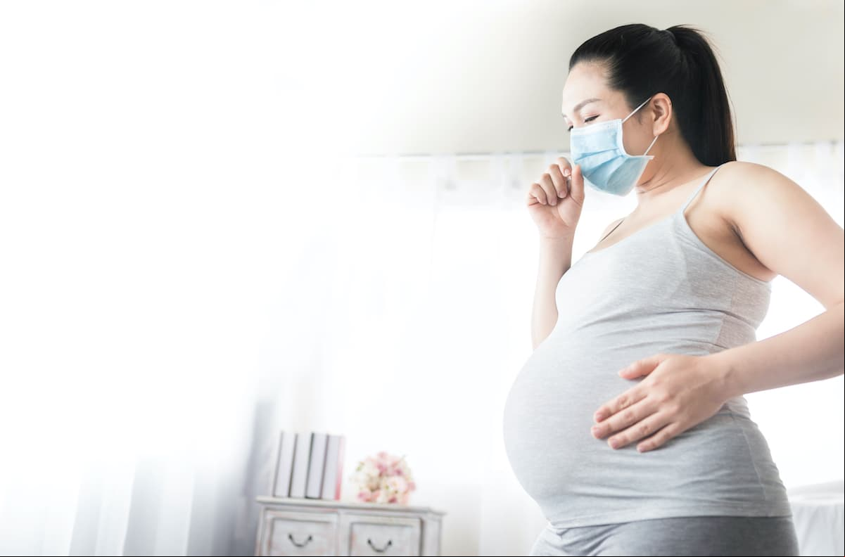¿Las mujeres embarazadas pueden transmitir el coronavirus a su bebé? Expertos explican