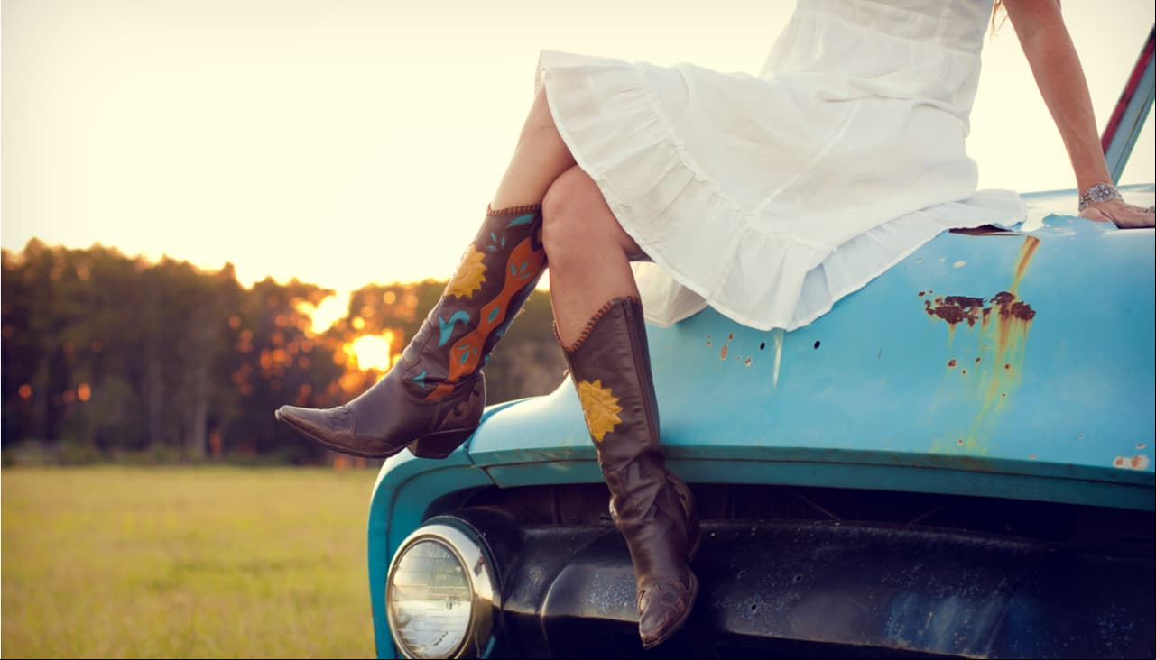 Las botas vaqueras están de vuelta y algunas famosas ya las llevan: outfits para inspirarte  